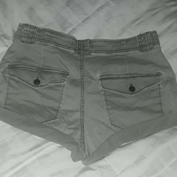 Distressed cargo shorts - Picture 3 of 3